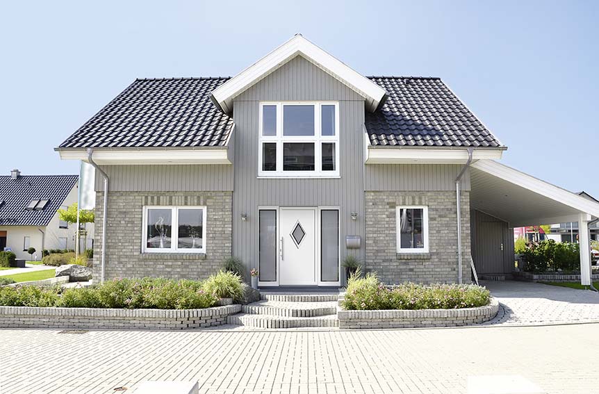 Hauseingang mit weißer Haustür