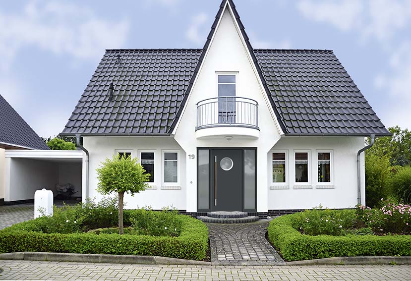 Hauseingang mit grauer Haustür