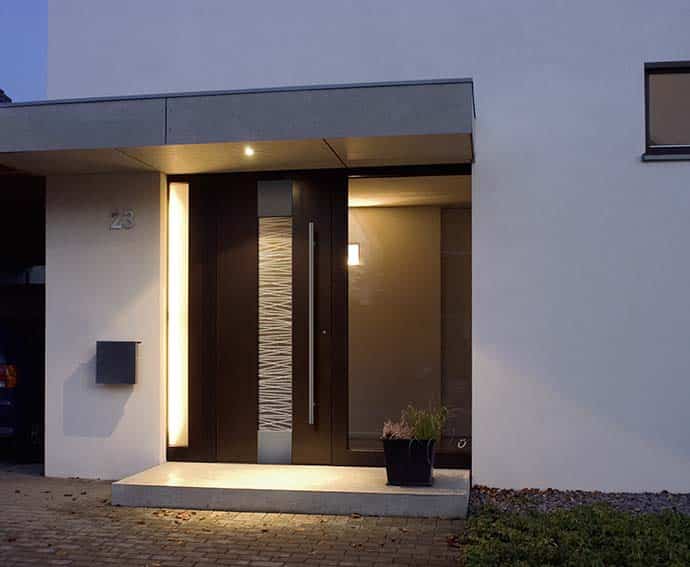 schwarze Haustür mit LED