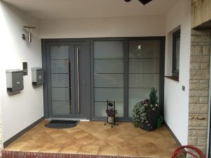 graue Haustür
